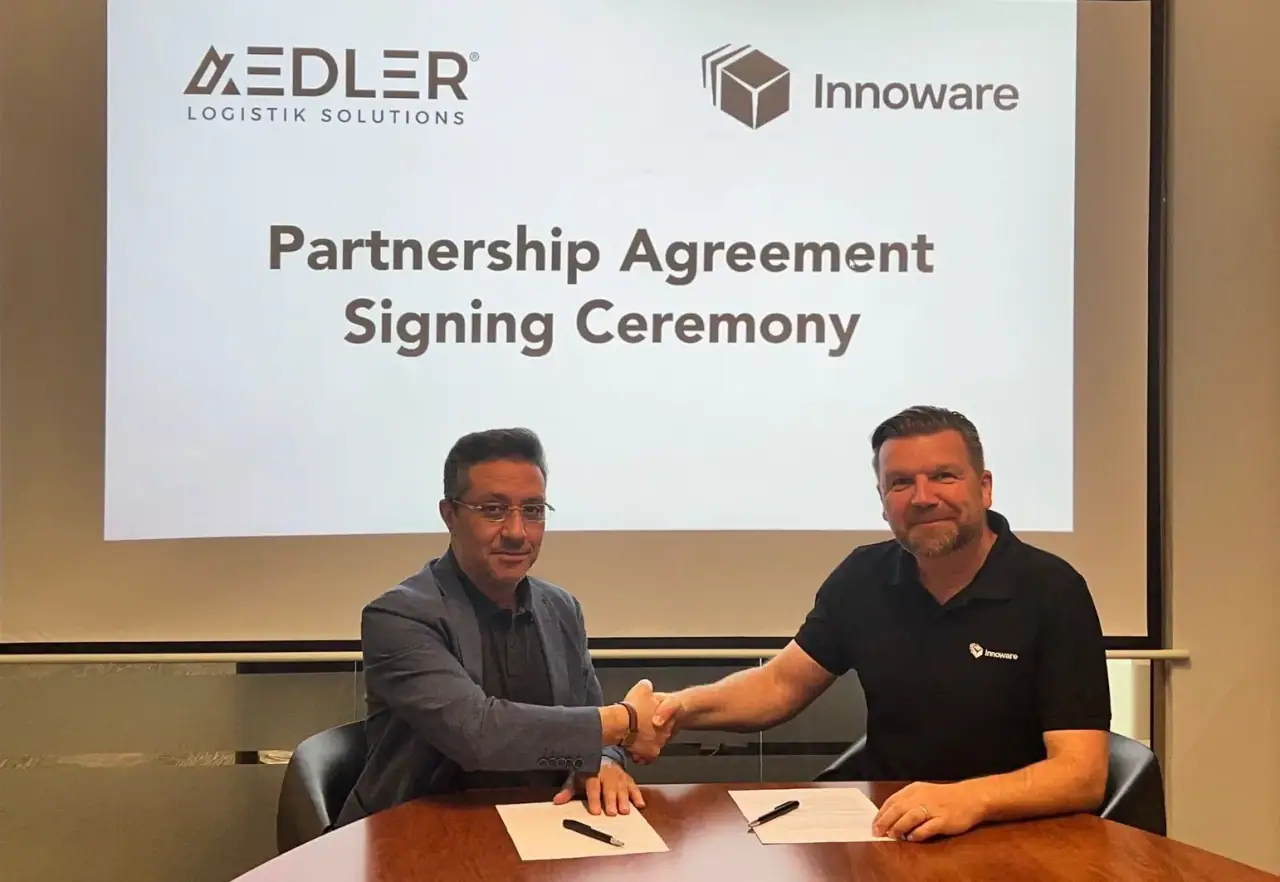 AEDLER and Innoware representatives shaking hands after signing their strategic partnership agreement